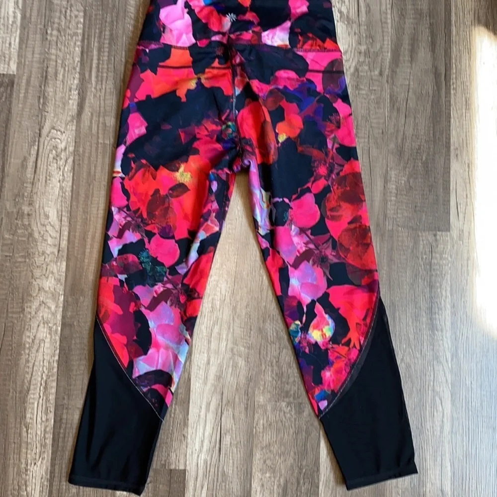 Athleta Legging Pant Mystique Chaturanga Floral Red Pink Black Size Small - Picture 9 of 9
